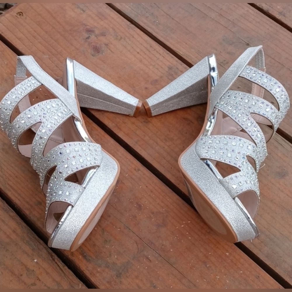 NWT Elegant Silver Strappy Women's Shoes Size 10 - Picture 15 of 16